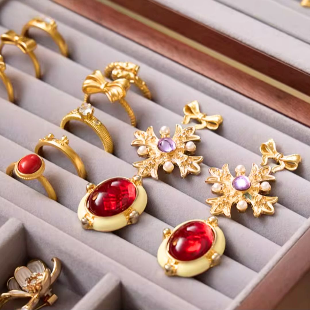 Cabinet à Bijoux en Bois — Maison Kidora · Vue du modèle et de ses compartiments