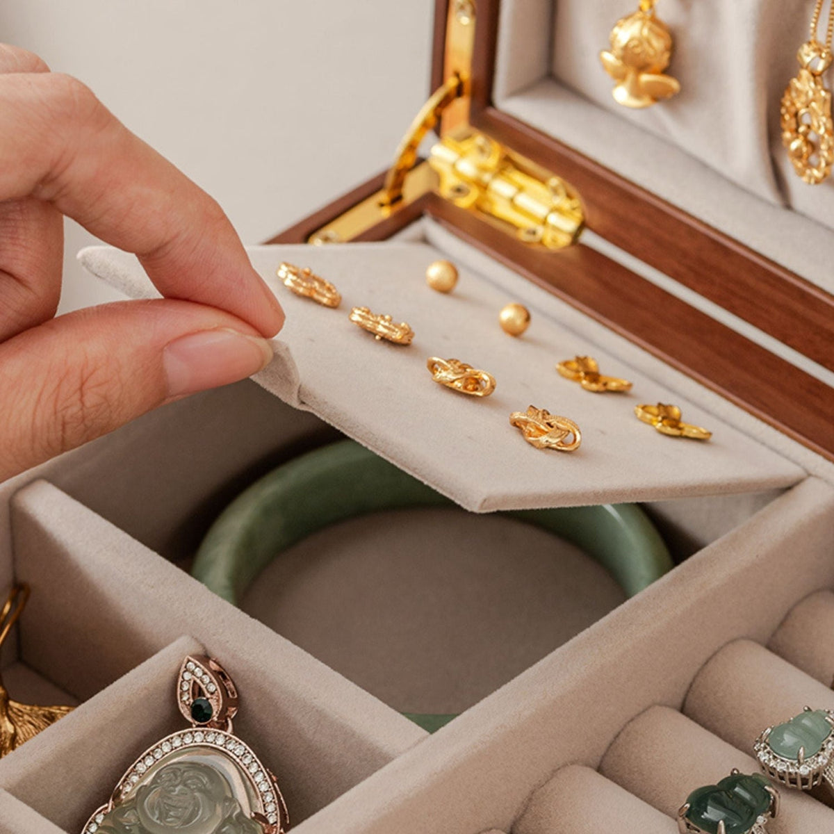 Boîte à Bijoux Noyer Modulable — Maison Kidora · Vue du modèle et de ses compartiments
