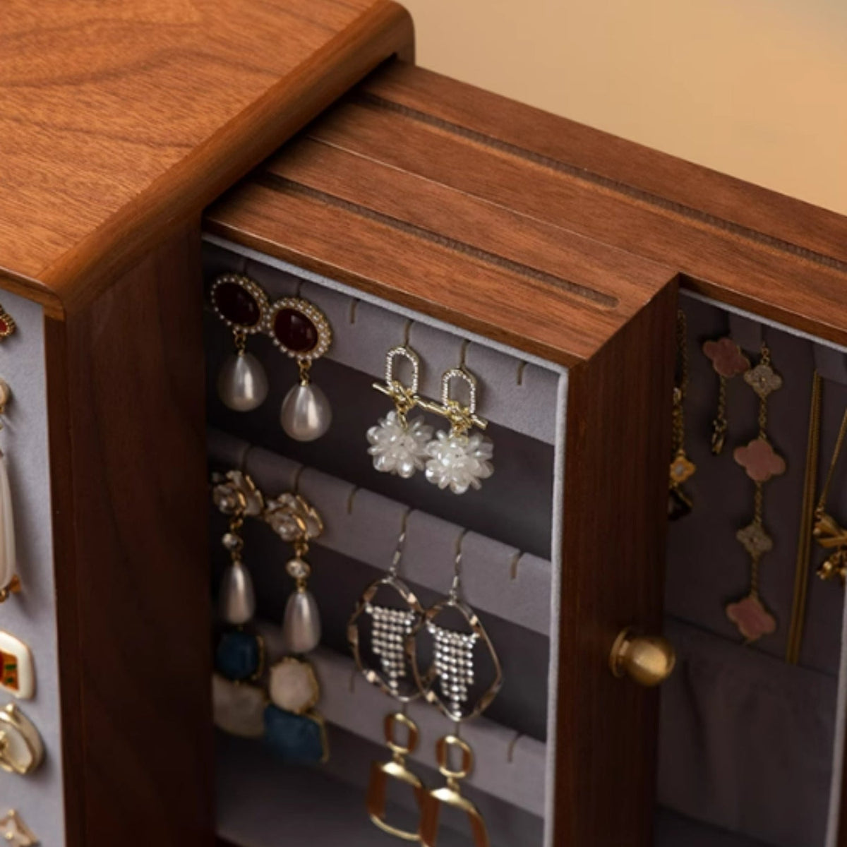 Vitrine à Bijoux Bois – Présentoir Boucles — Maison Kidora · Vue du modèle et de ses compartiments