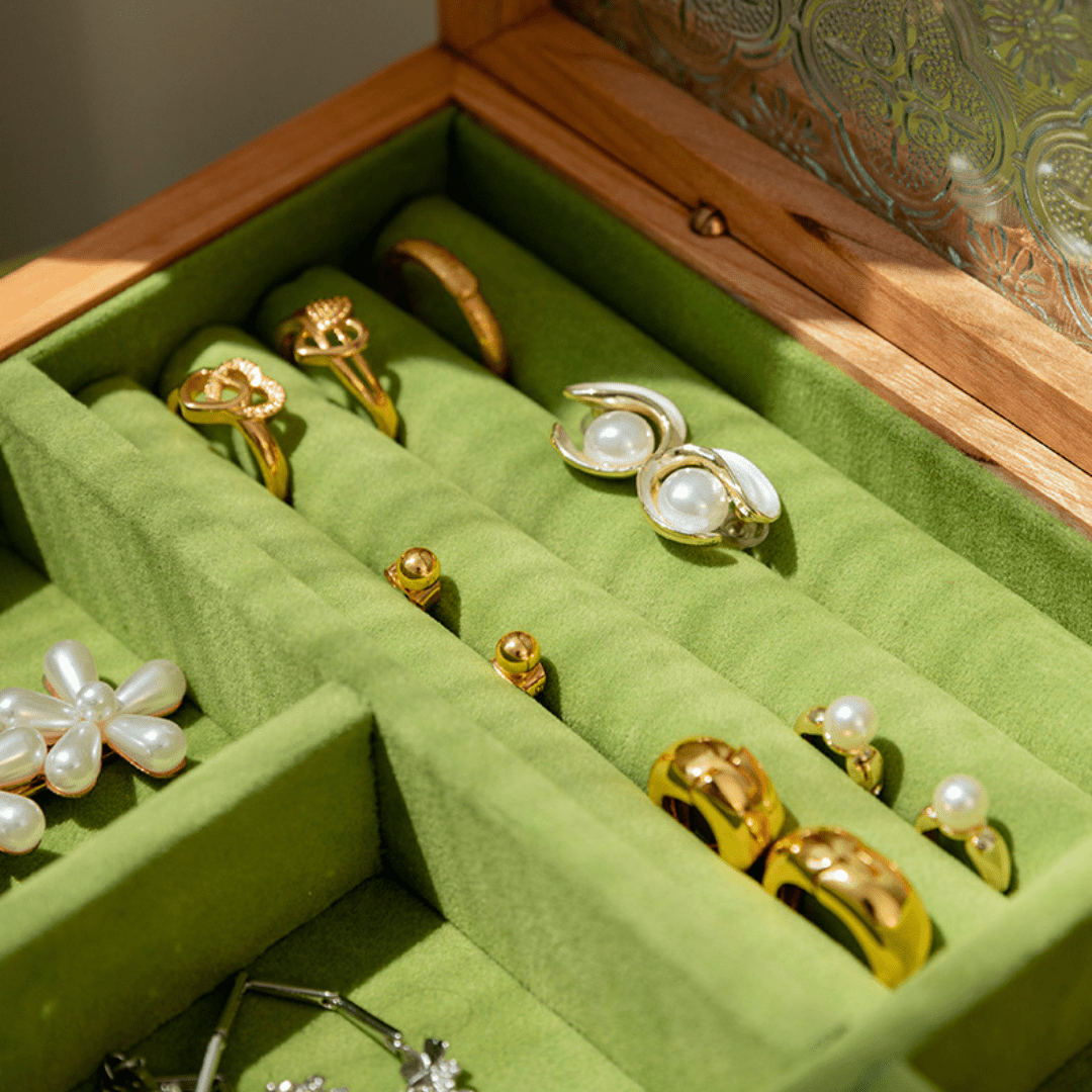 Boîte à Bijoux Compacte Noyer & Cerisier — Maison Kidora · Vue du modèle et de ses compartiments