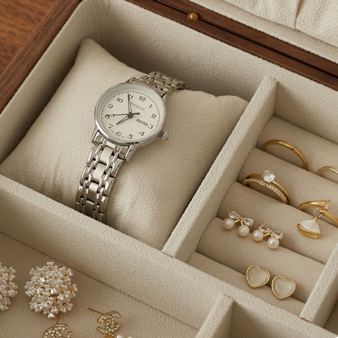 Boîte à Bijoux Noyer – Fermeture au Choix — Maison Kidora · Vue du modèle et de ses compartiments