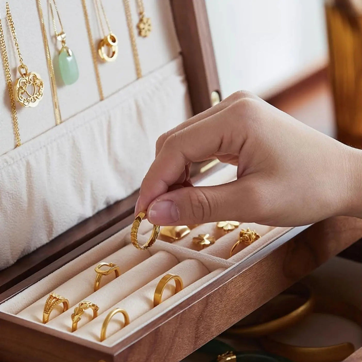 Grande Boîte à Bijoux Noyer – Multi-Tiroirs — Maison Kidora · Vue du modèle et de ses compartiments