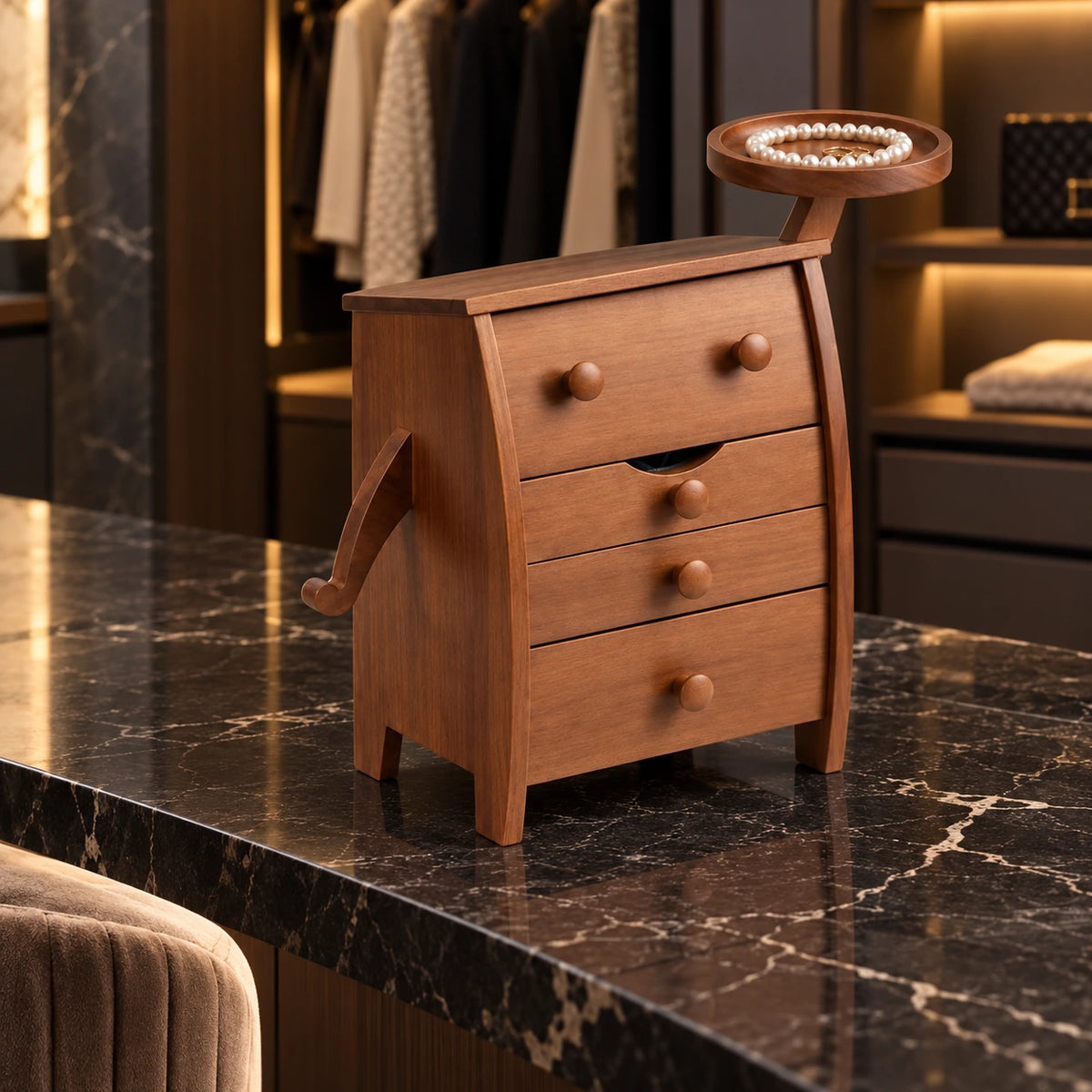 Boîte à Bijoux Bois Massif – Motif Sculpté — Maison Kidora · Vue lifestyle
