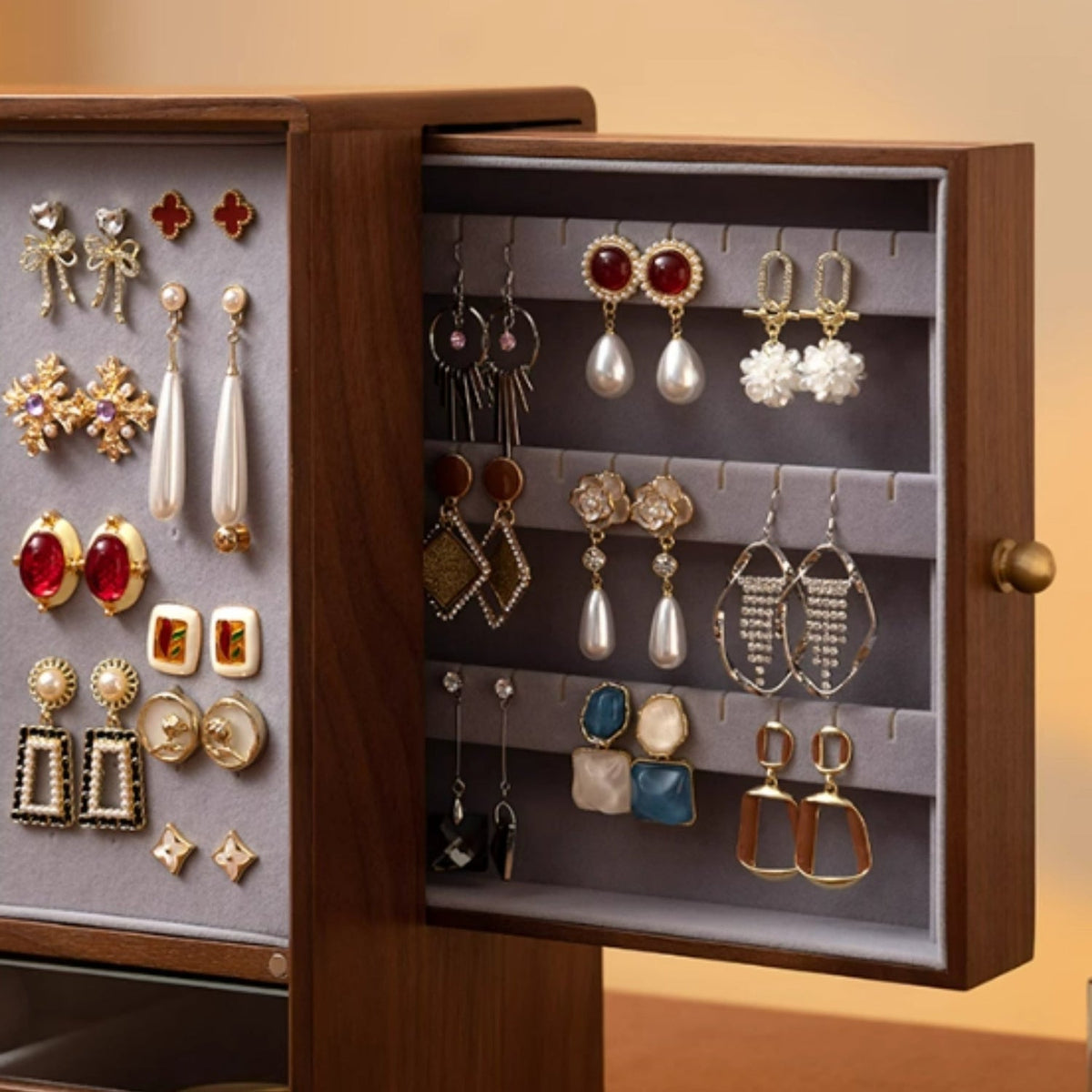 Vitrine à Bijoux Bois – Présentoir Boucles — Maison Kidora · Vue du modèle et de ses compartiments